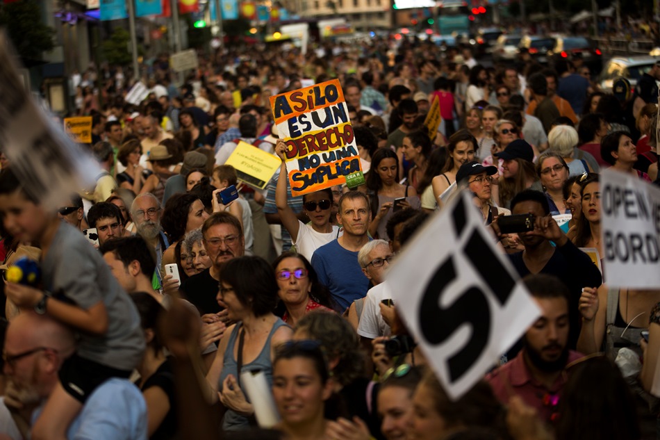 Miles marchan en Madrid a favor de acogida de refugiados | La República EC