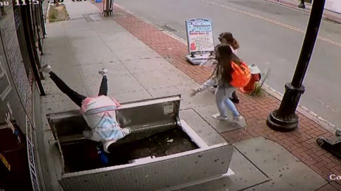mujer cae a bodega