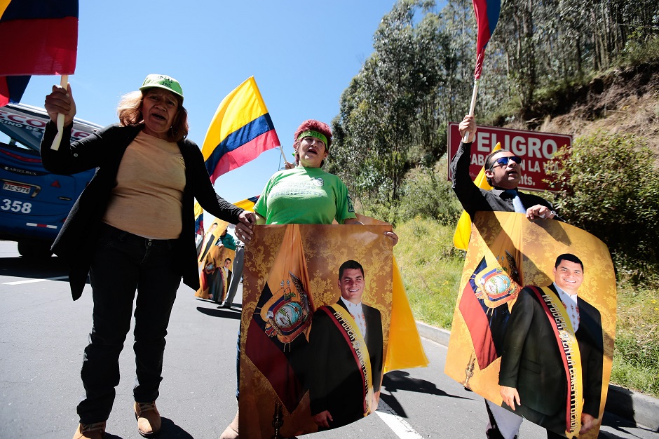 Simpatizantes de Rafael Correa lo despiden en Quito