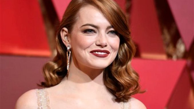 Emma Stone de rosado