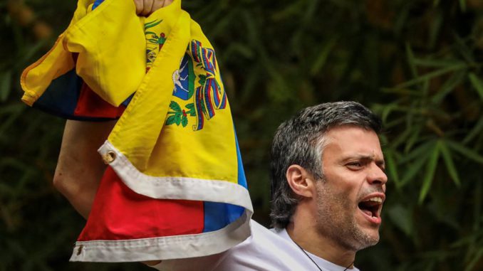 LÓPEZ SALUDA DESDE SU CASA TRAS RECIBIR MEDIDA DE ARRESTO DOMICILIARIO