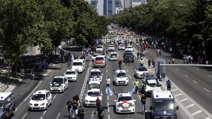 MILES DE TAXISTAS SE MANIFIESTAN EN MADRID PARA PEDIR SOLUCIONES CONTRA VTC