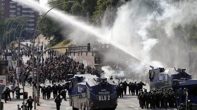 SUBEN A 159 LOS POLICÍAS HERIDOS EN HAMBURGO Y A 45 LOS DETENIDOS