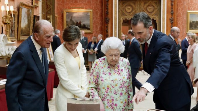 LOS REYES VISITAN EXPOSICIÓN DE OBJETOS ESPAÑOLES PERTENECIENTES A LA COLECCIÓN REAL