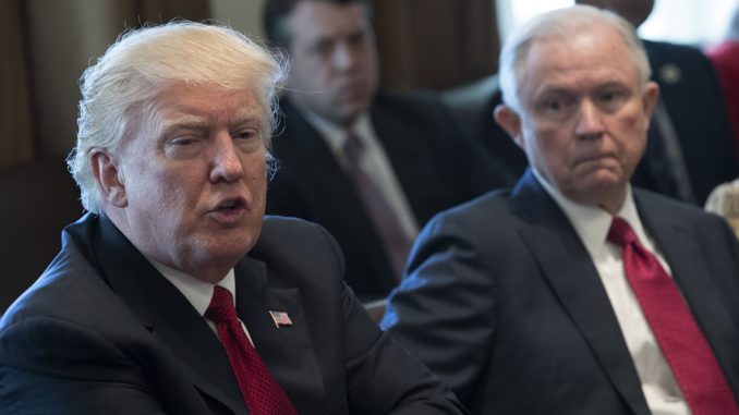 TRUMP VUELVE A CRITICAR AL FISCAL GENERAL Y RIDICULIZA LA INVESTIGACIÓN RUSA