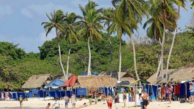 Turistas en Playa Blanca