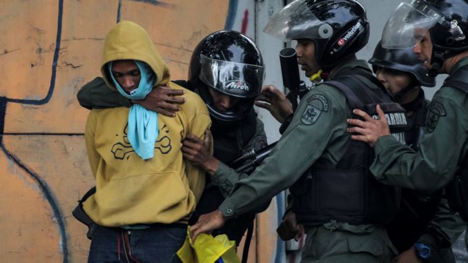 Enfrentamientos entre manifestantes opositores y Guardia Nacional Bolivariana