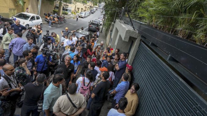 LEOPOLDO LÓPEZ LIBERADO DE PRISIÓN Y PUESTO EN ARRESTO DOMICILIARIO