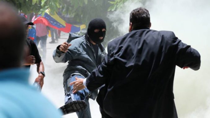 chavistas parlamento heridos