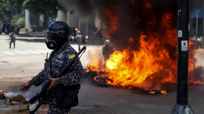 Un agente herido tras explosión de dos motos de la Policía en Caracas