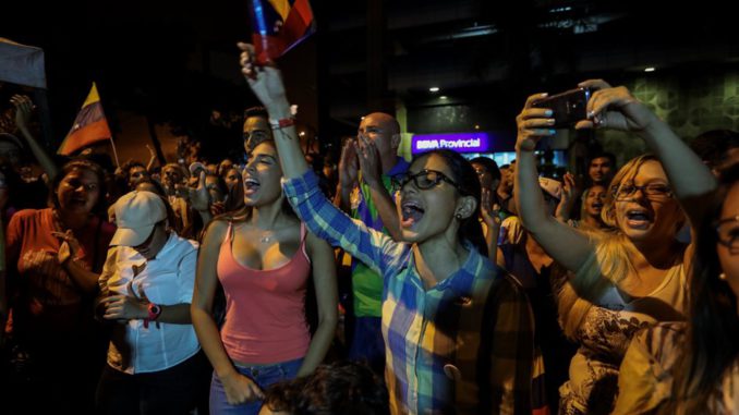 OPOSITORES CELEBRAN MIENTRAS COMIENZA ESCRUTINIO DE VOTOS DE CONSULTA OPOSITORA