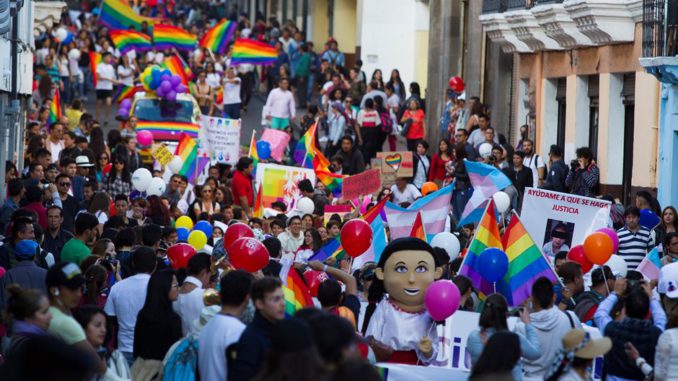 CIENTOS DE ACTIVISTAS DESFILAN POR EL DÍA DEL ORGULLO GAY EN ECUADOR