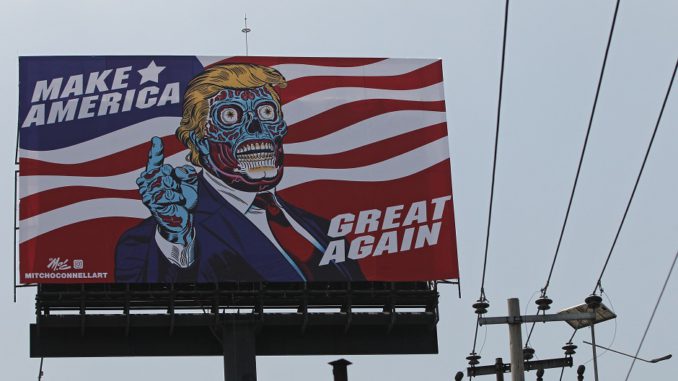 UN AMENAZANTE TRUMP "EXTRATERRESTRE" SORPRENDE EN UNA VALLA DE MÉXICO