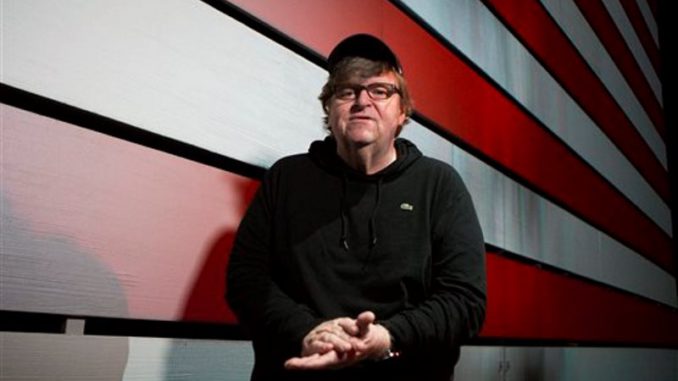 Michael Moore con rayas rojas y blancas