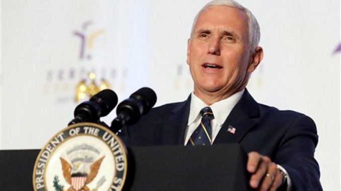 Mike Pence hablando