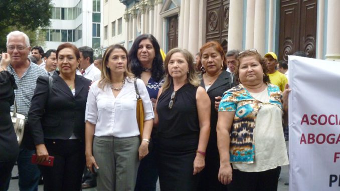 Mujeres plantón cívico San Francisco