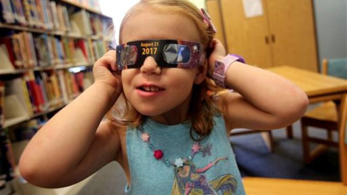 NIña bella con gafas eclipse