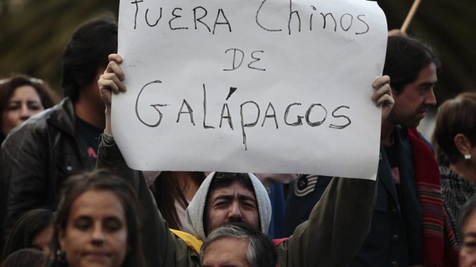 ECUATORIANOS PROTESTAN FRENTE A EMBAJADA CHINA
