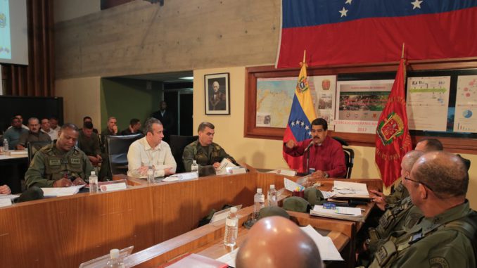 Maduro ataca a Pence por reunirse con "terroristas" venezolanos en Miami