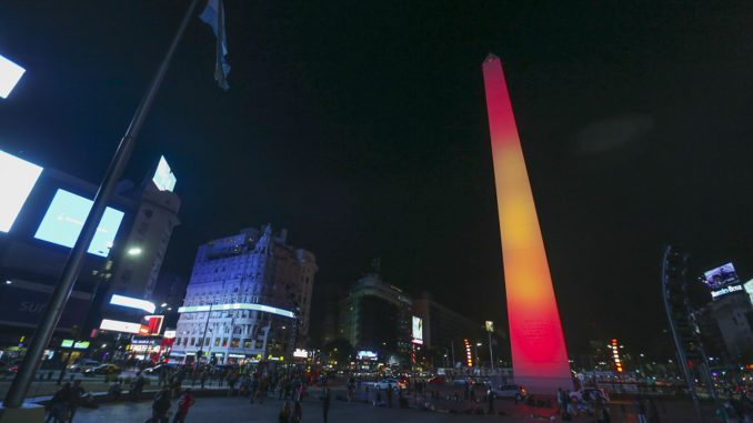 El Obelisco de Buenos Aires se tiñe con los colores de la bandera de España