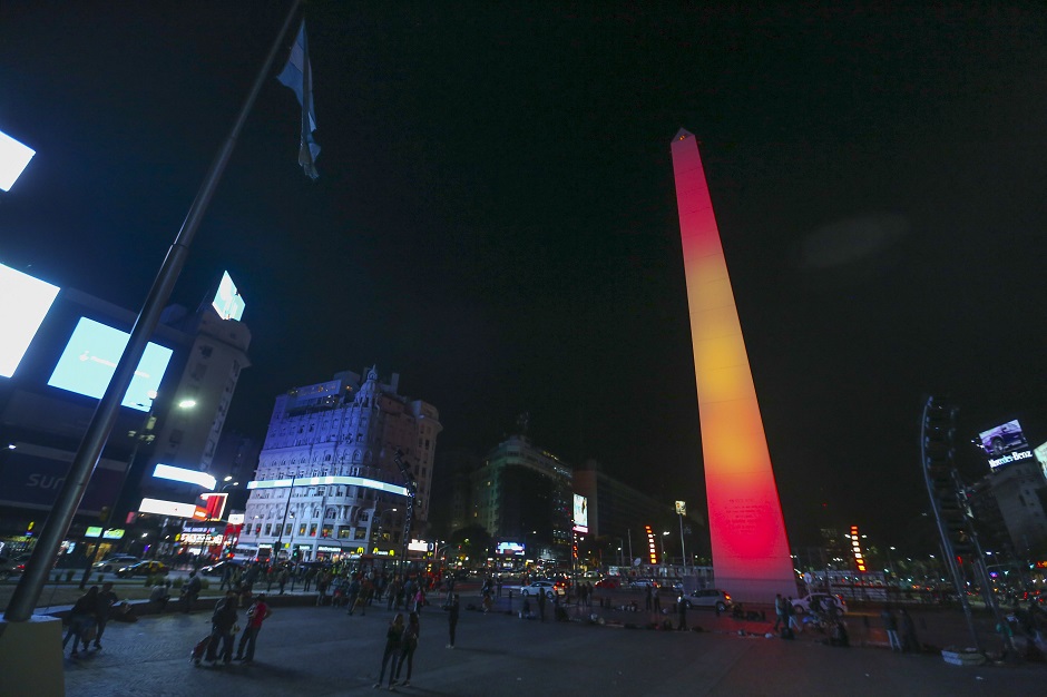 El Obelisco de Buenos Aires se tiñe con los colores de la bandera de España
