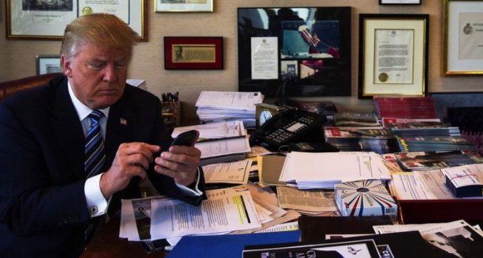 trump tuiteando