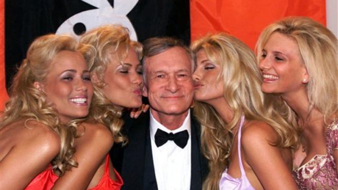 Hugh Hefner rodeado de conejitas