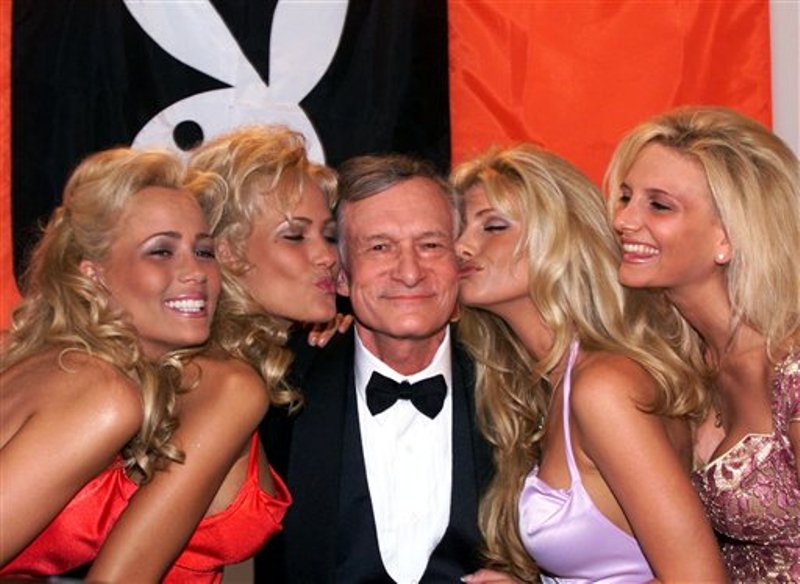 Hugh Hefner rodeado de conejitas