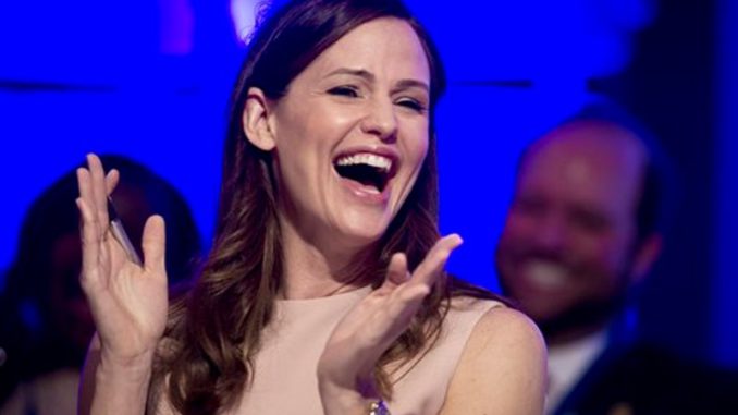 Jennifer Gardner riendo