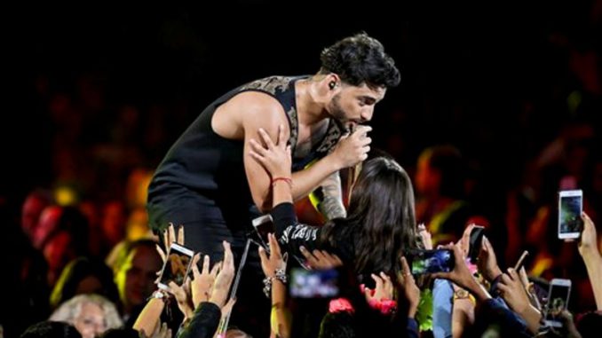 Maluma cantando