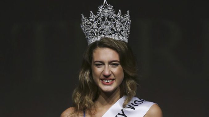 Miss Turquía destronada, Itir Esen,Asli Sumen