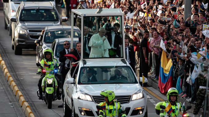 El papa Francisco realiza visita de cinco días en Colombia