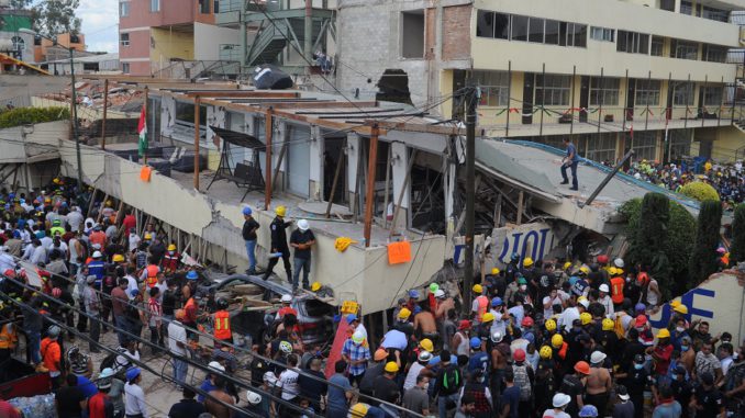 AL MENOS 20 NIÑOS Y DOS ADULTOS MUEREN EN ESCUELA POR TERREMOTO EN MÉXICO