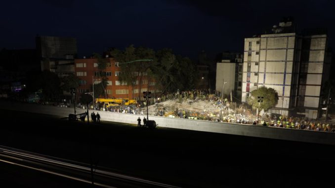 Suben a 139 los fallecidos por el terremoto en México