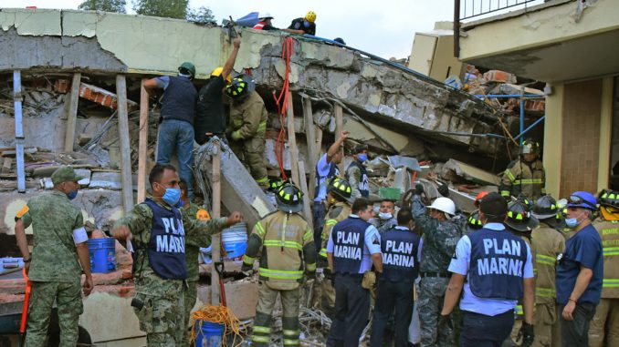 Las labores de rescate prosiguen sin descanso tras terremoto con 225 muertos