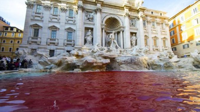 FONTANA DI TREVI VANDALIZADA