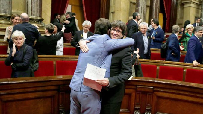 EL PARLAMENT DECLARA LA INDEPENDENCIA Y APRUEBA ABRIR "PROCESO CONSTITUYENTE"