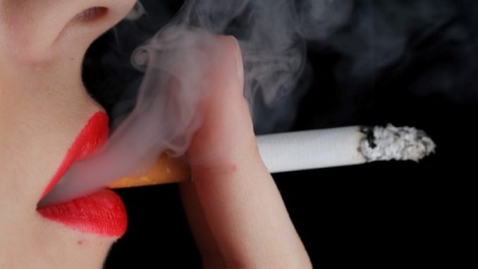 mujer fumando