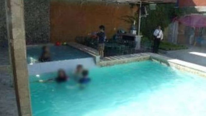 piscina politico