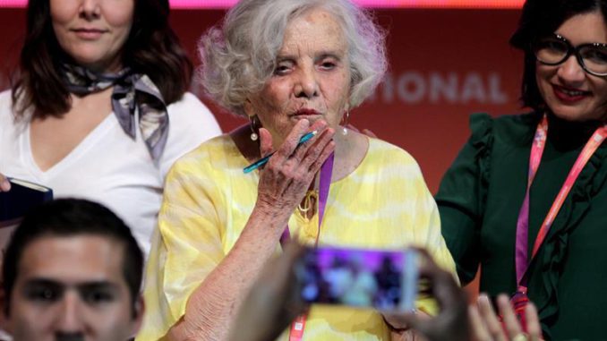 Elena Poniatowska de amarillo
