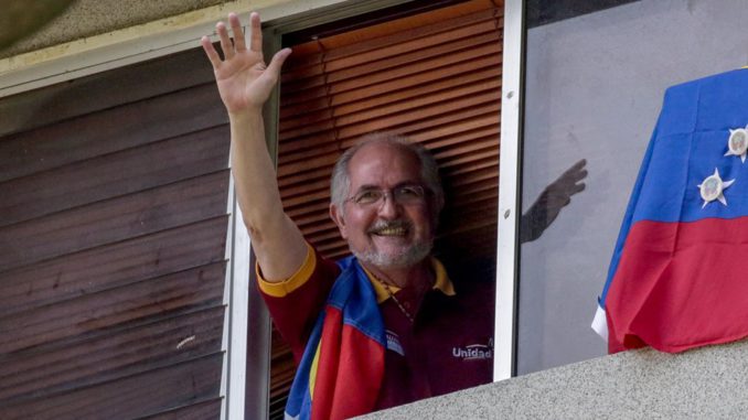 Ledezma escapa de arresto domiciliario y sale de Venezuela, según medios