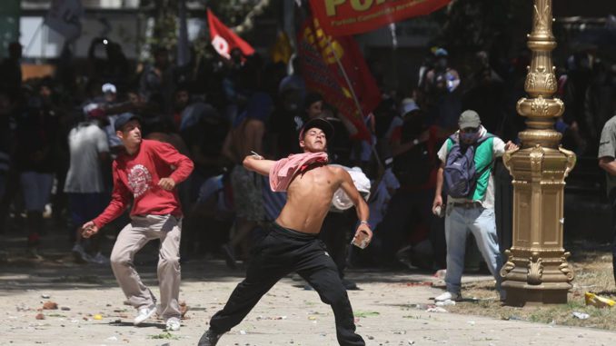 Violencia fuera de Congreso argentino se recrudece durante pleno de pensiones