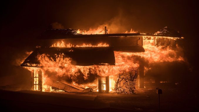 Un incendio arrasa varias viviendas y hectáreas al sur de California