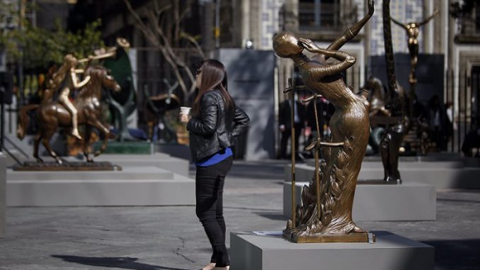 El Atrio de San Francisco acoge una exposición de esculturas surrealistas del artista español Salvador Dalí