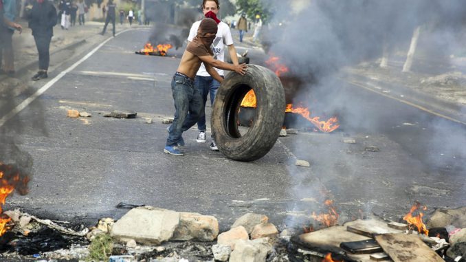 Bloquean vías en Honduras en protesta por el presunto fraude en los comicios