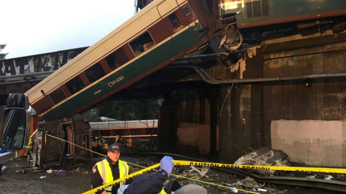UN TREN DESCARRILA Y CAE SOBRE AUTOPISTA A LAS AFUERAS DE SEATTLE