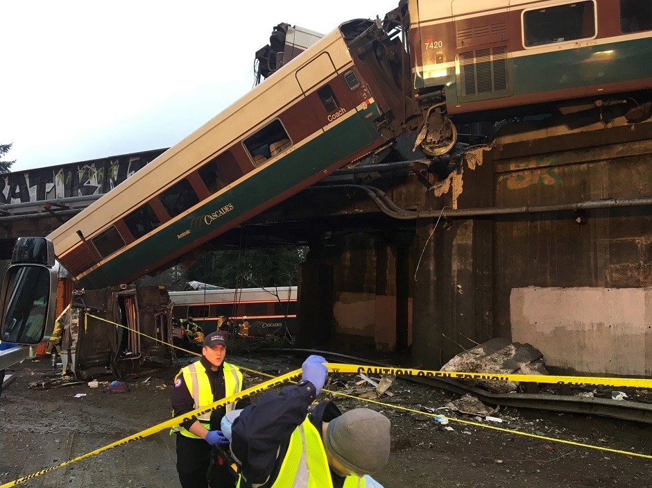 UN TREN DESCARRILA Y CAE SOBRE AUTOPISTA A LAS AFUERAS DE SEATTLE