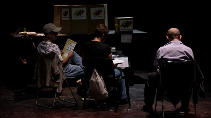 Poca afluencia de electores marca jornada de comicios municipales venezolanos