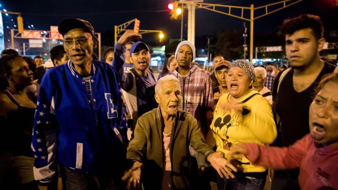 Venezolanos protestan por la escasez de "todo" en la "peor" Navidad