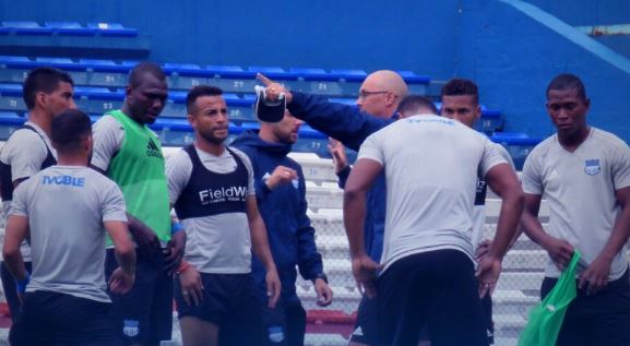 Alfredo Arias dirigiendo a Emelec